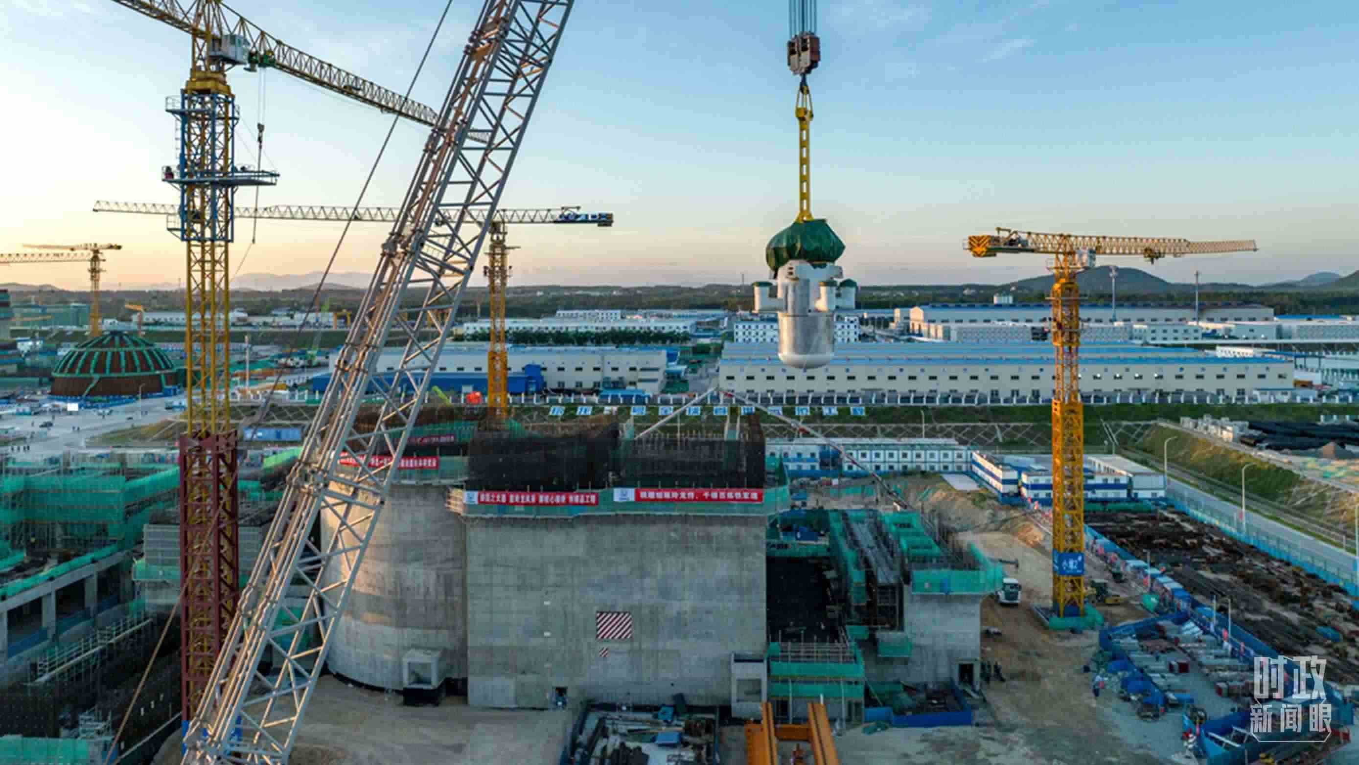 △8月10日，由中國第一重型機(jī)械股份公司承制的玲龍一號反應(yīng)堆核心模塊“玲龍之心”成功吊裝。（圖/國務(wù)院國資委網(wǎng)站）