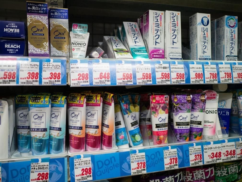 這是8月16日在日本東京新宿一商場(chǎng)拍攝的貨架。新華社記者張笑宇攝