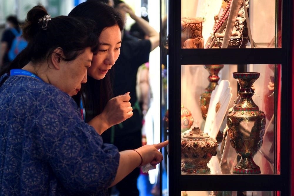 △2023年8月24日，參觀者在第十四屆中國—東北亞博覽會現(xiàn)場選購尼泊爾特色商品。