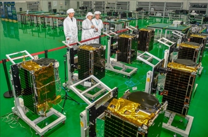 △2022年10月17日，位于吉林長春的長光衛(wèi)星技術(shù)股份有限公司科研人員在衛(wèi)星總裝測試大廳進(jìn)行相關(guān)測試工作。