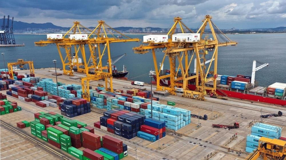 △在遼寧大連市遼寧港口集團(tuán)大連港集裝箱碼頭，貨輪在裝卸集裝箱。