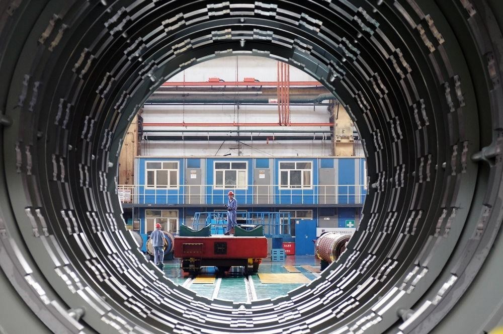 △2023年8月31日，工人在哈電集團(tuán)哈爾濱電機(jī)廠有限責(zé)任公司的水電分廠重型車間作業(yè)。