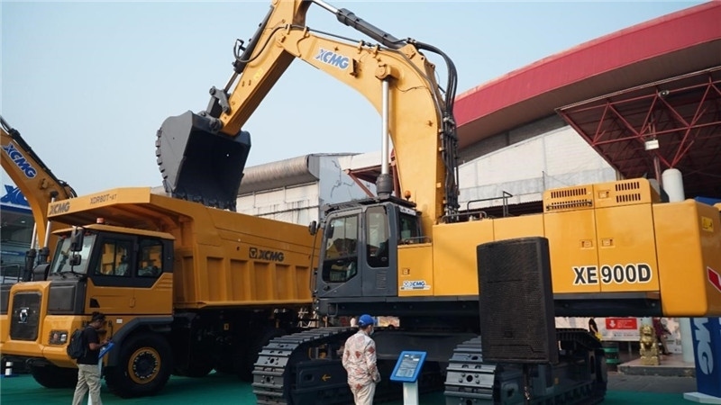徐工集團(tuán)展出的90噸礦用挖掘機(jī)與80噸自卸車。石偉攝影