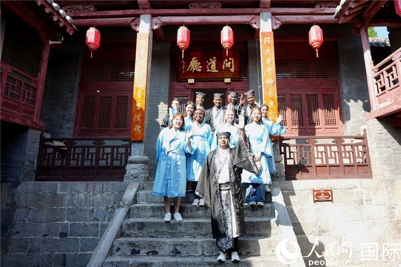 圖為選手們?cè)诤?huì)書院內(nèi)合影留念。人民網(wǎng) 盧鵬宇攝