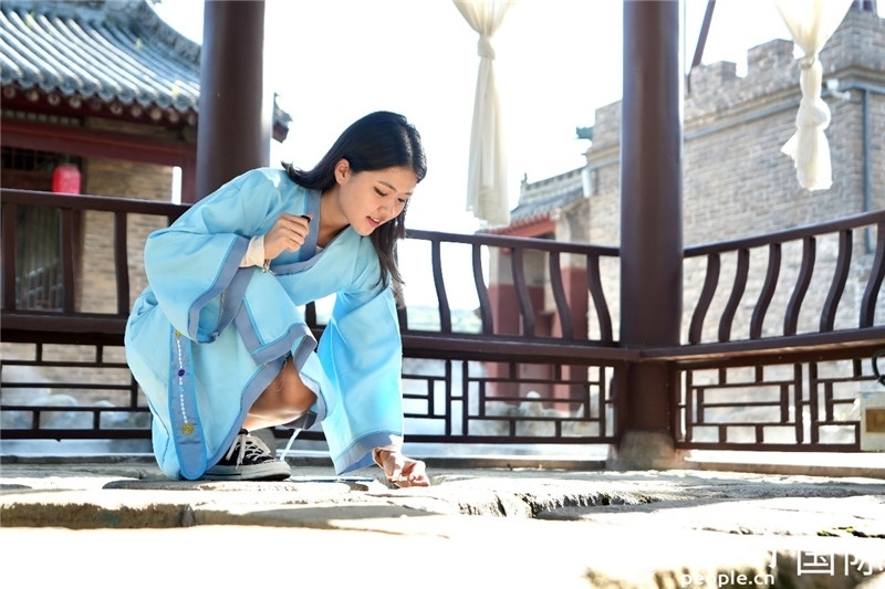 圖為選手在“曲水流觴亭”將“桃心”蠟燭放入渠中。人民網(wǎng) 盧鵬宇攝