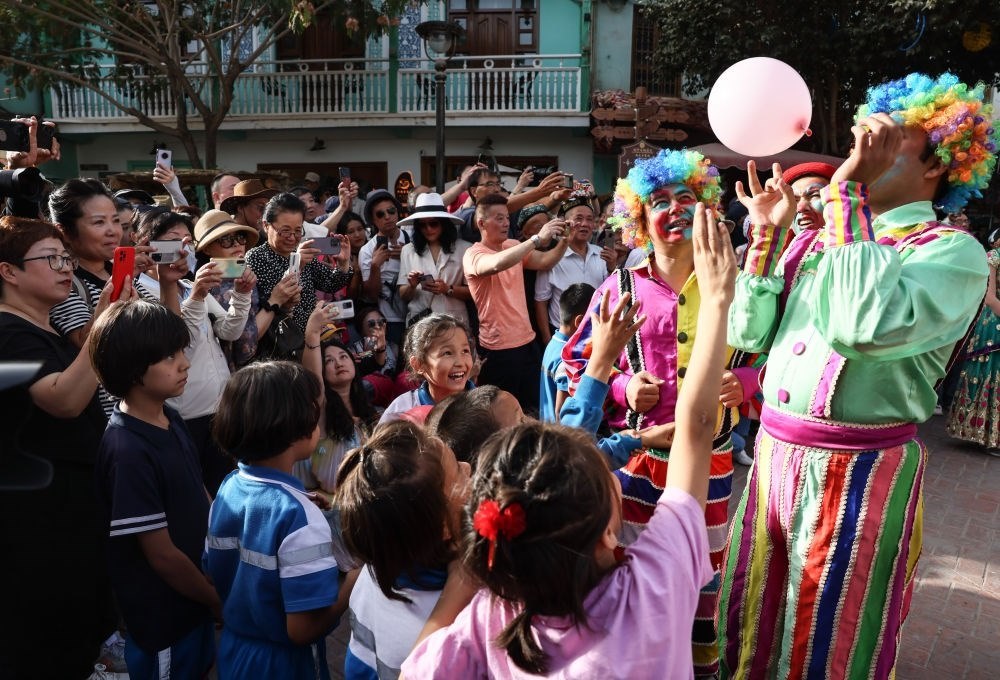 演員與小朋友在新疆喀什古城景區(qū)互動（2023年9月7日攝）。新華社記者 蘭紅光 攝