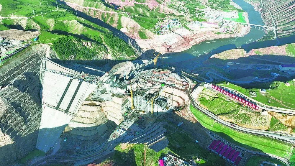 瑪爾擋水電站項(xiàng)目建設(shè)現(xiàn)場。國家能源集團(tuán)青?，敔枔跛娬竟﹫D