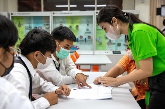 3月14日，在泰國(guó)大城府大城技術(shù)學(xué)院魯班工坊，教師（右一）給學(xué)生上課。新華社記者 王騰 攝