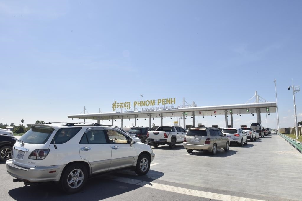 2022年11月7日，車輛在柬埔寨首都金邊的金港高速公路入口處排隊(duì)。金港高速公路連接柬埔寨首都金邊和該國(guó)最大深水海港西哈努克港。