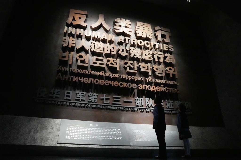 9月18日，青少年在侵華日軍第七三一部隊罪證陳列館內(nèi)參觀。新華社記者 王建威 攝