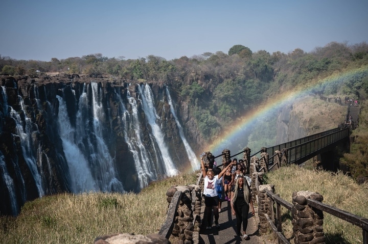 8月21日，游客在贊比亞觀賞維多利亞瀑布景色。