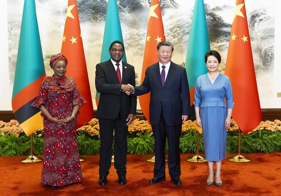 這是會談前，習(xí)近平主席和夫人彭麗媛同希奇萊馬總統(tǒng)和夫人穆廷塔合影。