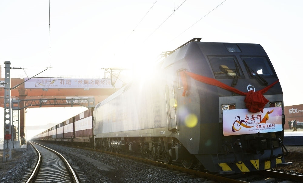 2013年11月28日，首趟由西安發(fā)往哈薩克斯坦阿拉木圖的長(zhǎng)安號(hào)國(guó)際貨運(yùn)列車等待出發(fā)。新華社記者 劉瀟 攝