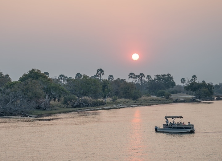 8月23日，在贊比亞拍攝的贊比西河上的游船。