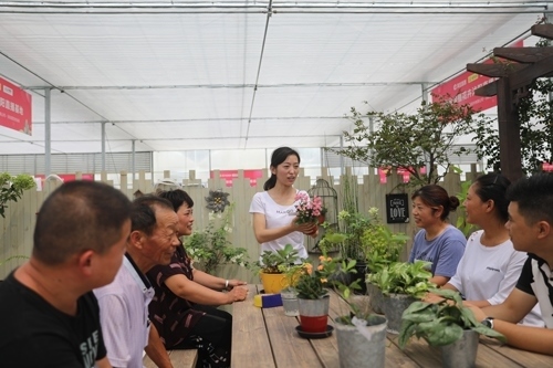 李敏向村民講授花木直播經(jīng)驗。受訪者供圖