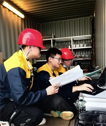 △2022年，長征十一號運載火箭在我國黃海以“一箭五星”方式成功發(fā)射。哈爾濱工程大學(xué)船海結(jié)構(gòu)物安全與舒適性團隊為發(fā)射船進行結(jié)構(gòu)動態(tài)監(jiān)測。