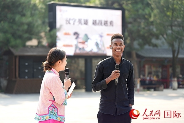 選手王安（乍得）挑戰(zhàn)“漢字英雄·越戰(zhàn)越勇”游戲。人民網(wǎng) 盧鵬宇攝