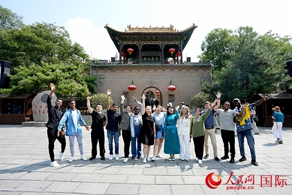 選手們?cè)谟鶗鴺乔昂嫌啊Ｈ嗣窬W(wǎng) 盧鵬宇攝