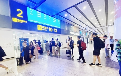 在快速進(jìn)站廳前排隊(duì)等待檢票的旅客。人民網(wǎng)記者 喬雪峰攝