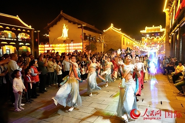 古城巡游隊(duì)伍。人民網(wǎng) 盧鵬宇攝