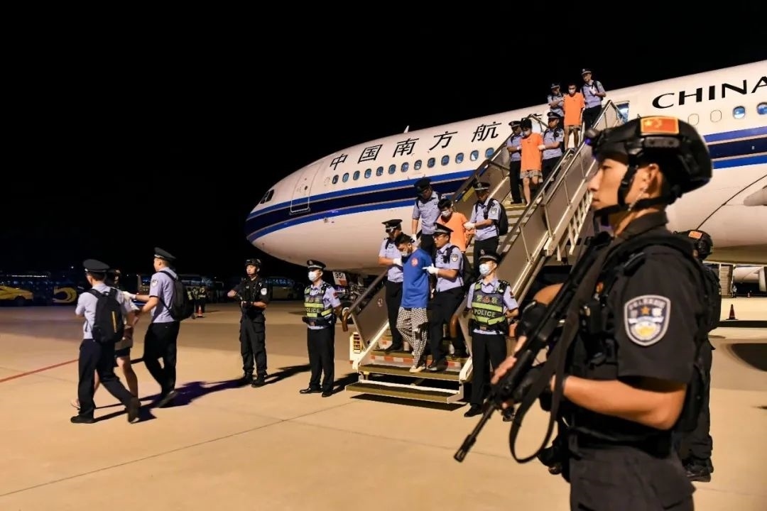 153名實(shí)施跨境裸聊敲詐的犯罪嫌疑人從印度尼西亞被押解回國(guó)。公安部供圖