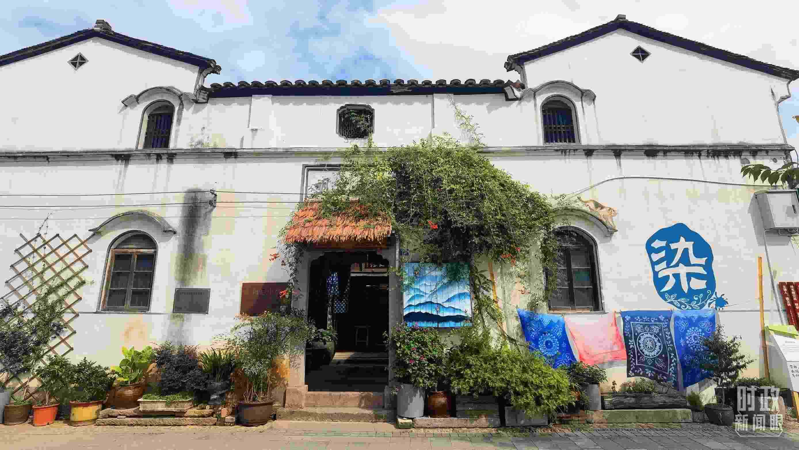 △李祖村的藝術(shù)染坊。（總臺(tái)央視記者周志國拍攝）