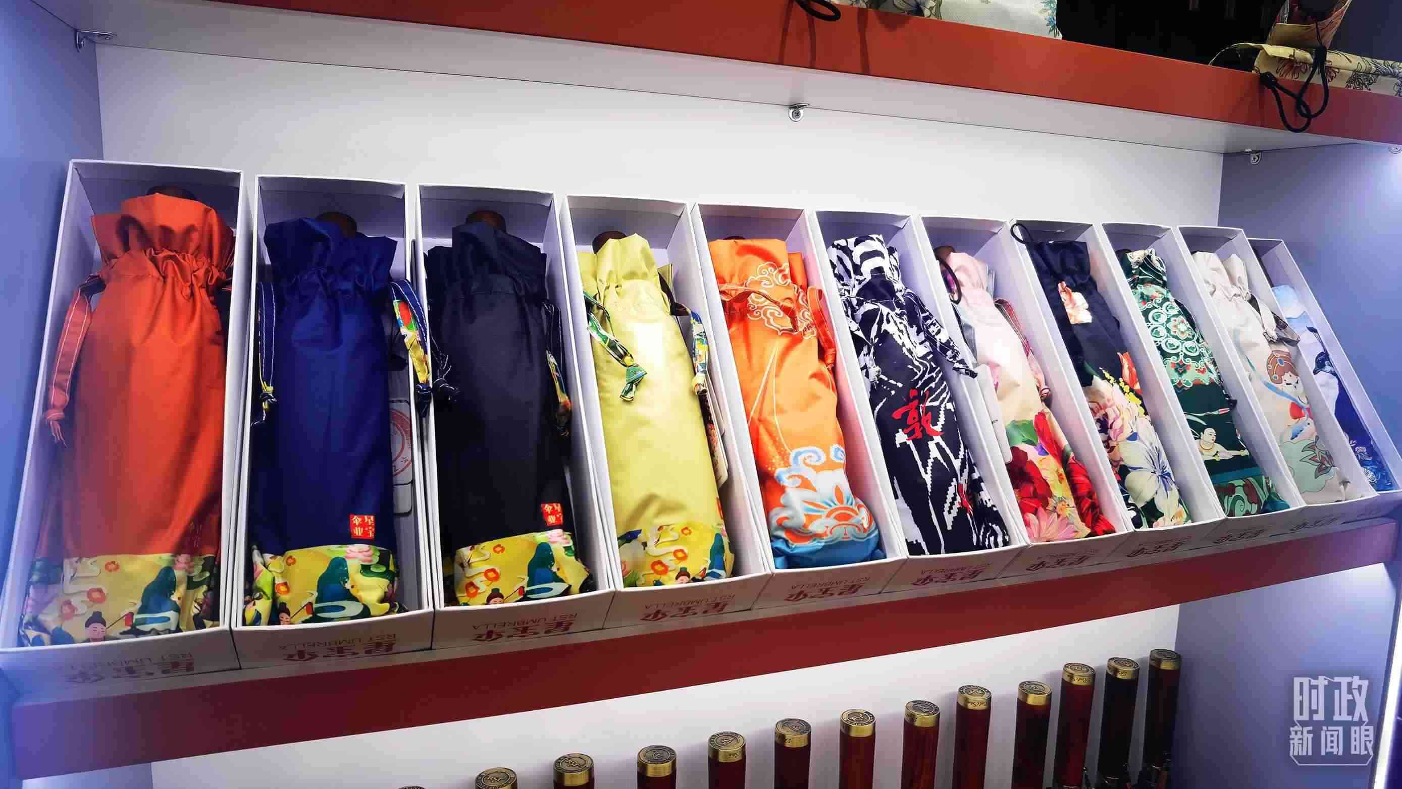 △商貿(mào)城內(nèi)的一家傘鋪，貨架上擺放著包裝精美的雨傘。（總臺(tái)央視記者范學(xué)禹拍攝）