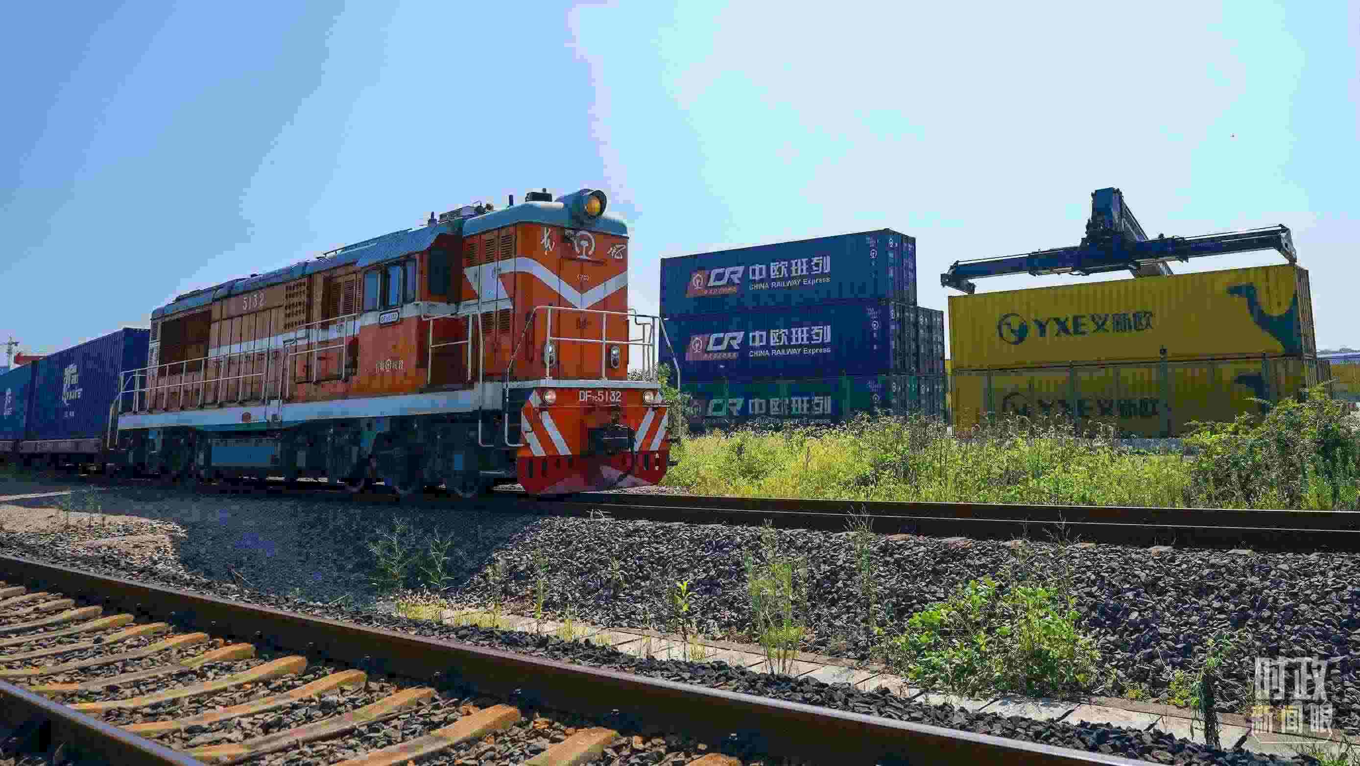 △“義新歐”先后開通了18條點(diǎn)對(duì)點(diǎn)的班列主線，業(yè)務(wù)范圍輻射50多個(gè)國家和160多個(gè)城市。（總臺(tái)國廣記者李晉拍攝）