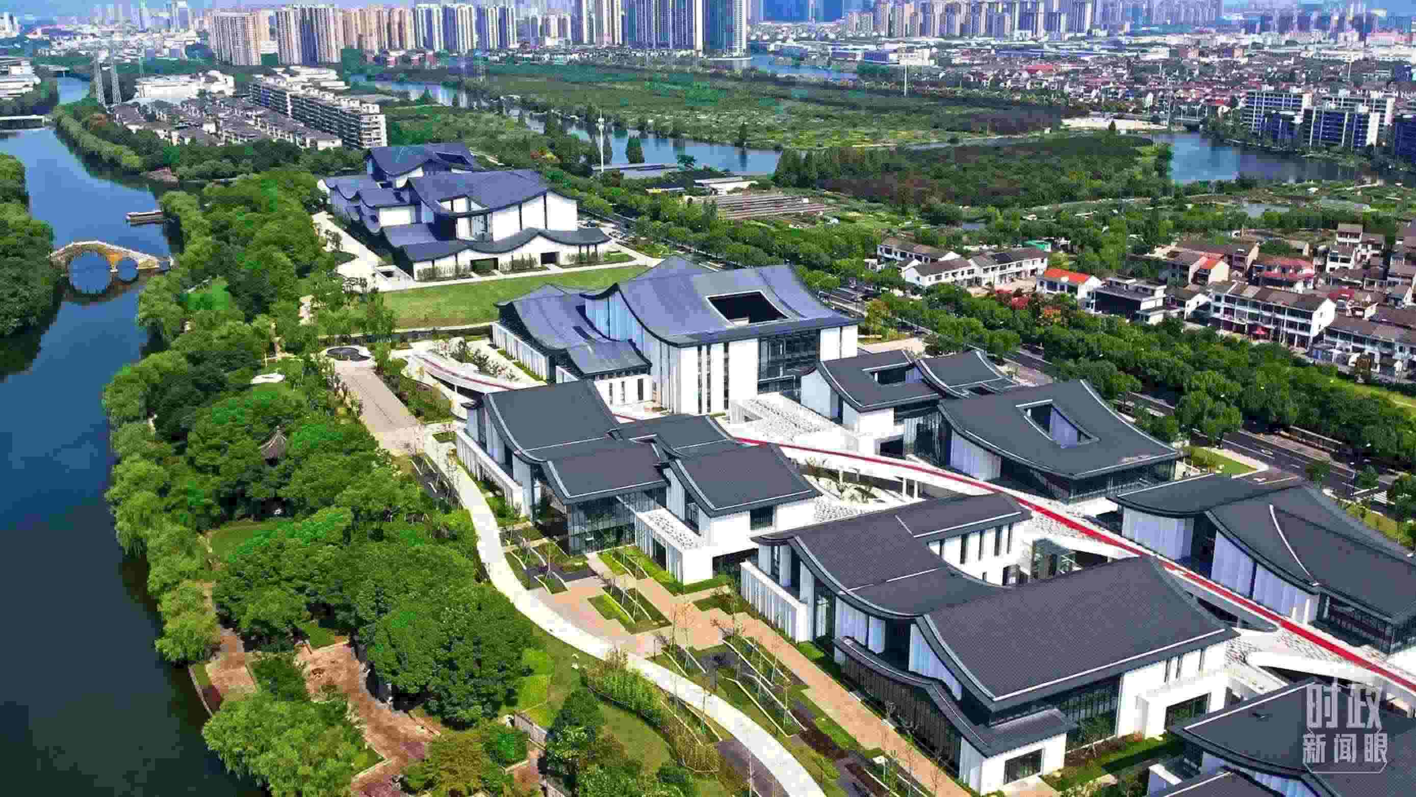 △臨河而建的浙東運(yùn)河文化園。（總臺(tái)央視記者范凱拍攝）