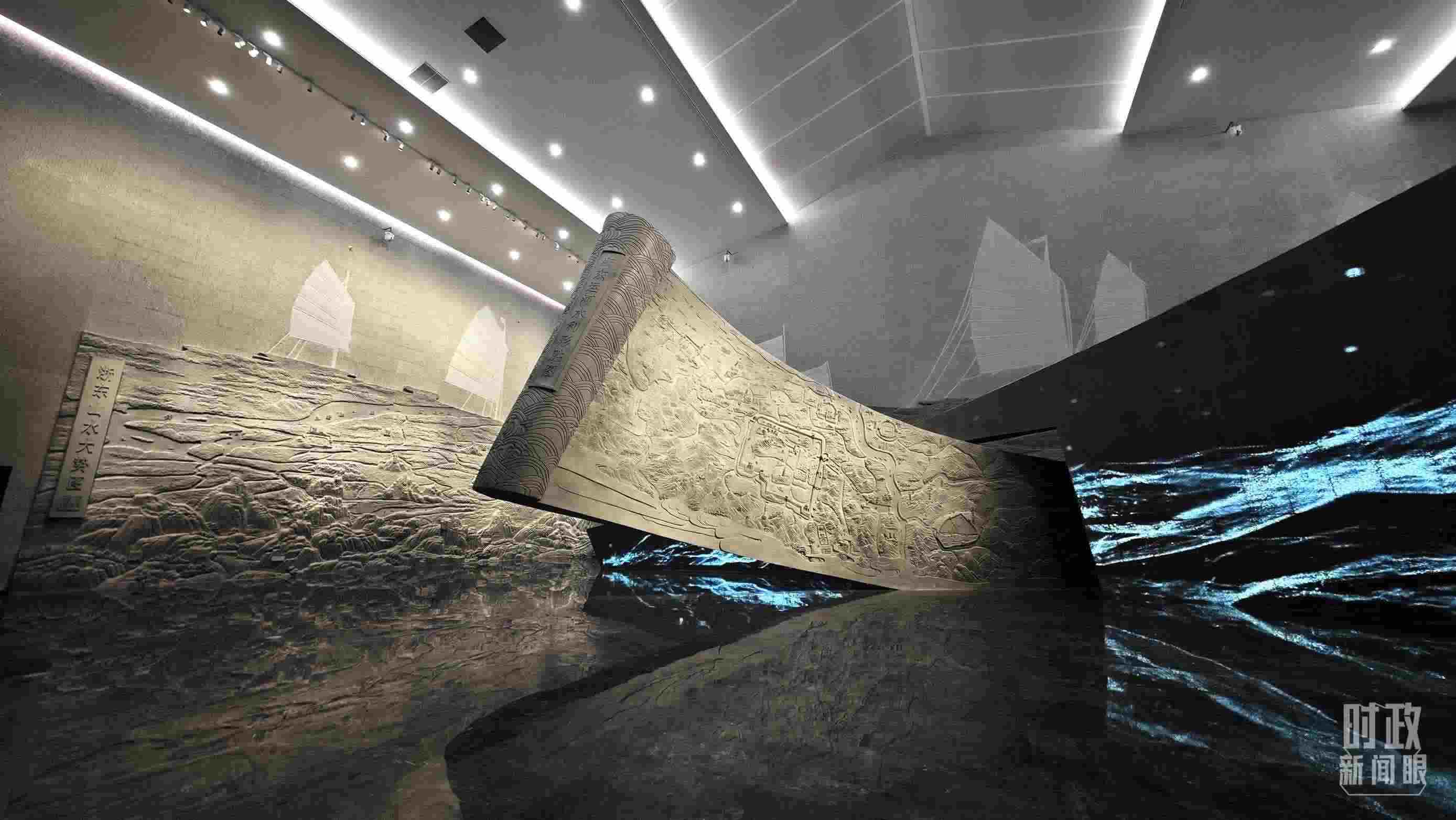 △博物館內(nèi)的《浙東運(yùn)河水利形勝圖》《浙東山水大勢圖》浮雕。（總臺(tái)央視記者彭漢明拍攝）