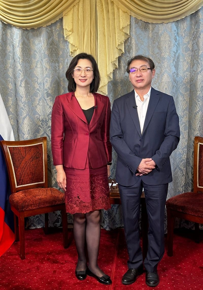 人民網(wǎng)黨委委員、副總編輯孫海峰（左一）專(zhuān)訪崔少純總領(lǐng)事。人民網(wǎng)記者 馬天翼攝