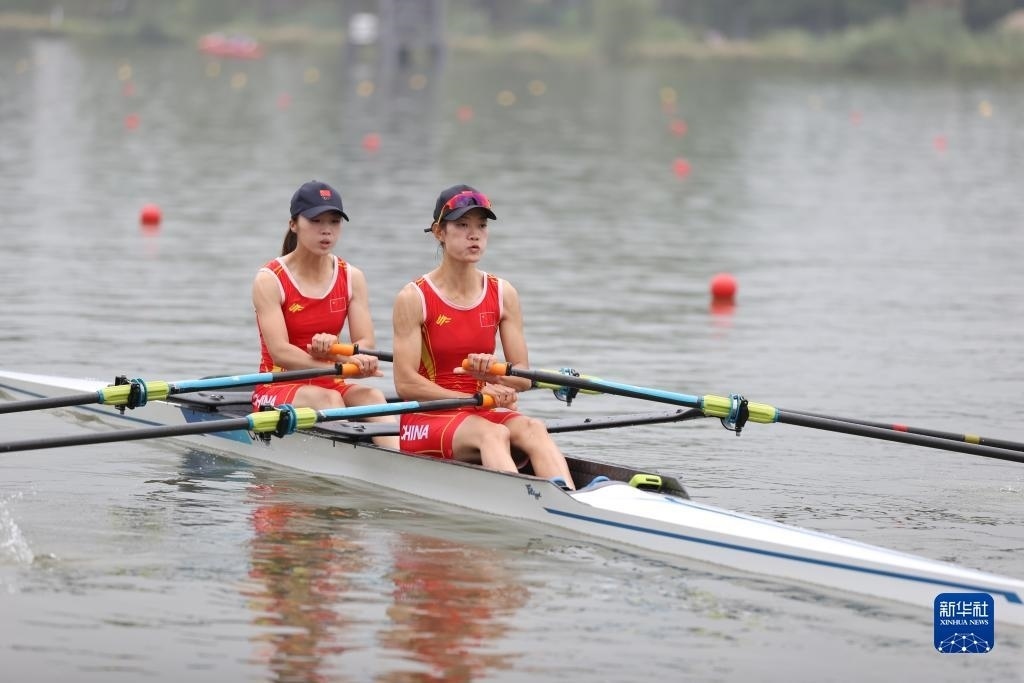 9月24日，鄒佳琪（左）/邱秀萍在決賽中。新華社記者 賈浩成 攝