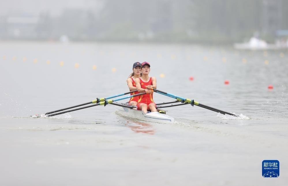 9月24日，鄒佳琪（左）/邱秀萍在決賽中。新華社記者 賈浩成 攝