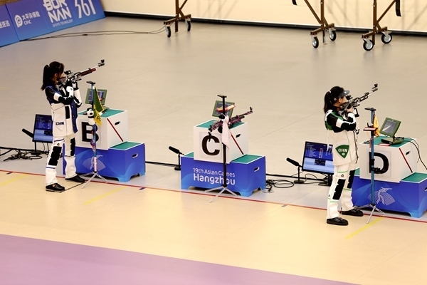 黃雨婷(左)、韓佳予在女子10米氣步槍個人賽比賽中。人民網(wǎng)記者 胡雪蓉攝