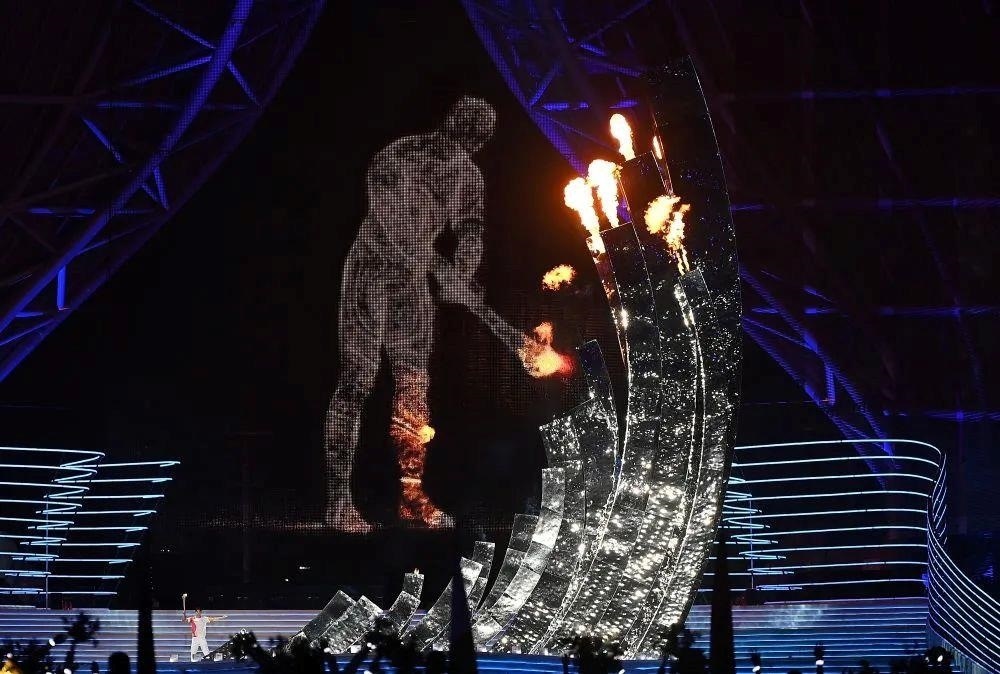 △“數(shù)字火炬手”點(diǎn)燃象征亞洲大團(tuán)結(jié)的亞運(yùn)之火。