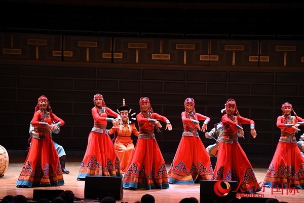 內(nèi)蒙古藝術(shù)劇院表演的《草原頌》劇照。人民網(wǎng)記者 殷淼攝