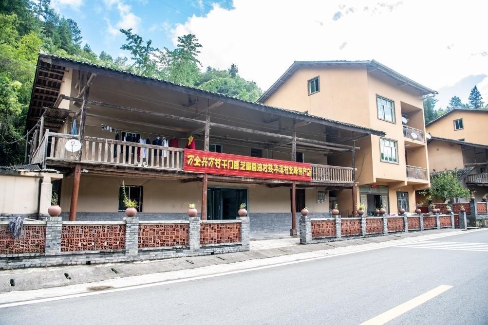 這是8月28日拍攝的危房改造后的村民張劍峰家。新華社記者 唐奕 攝