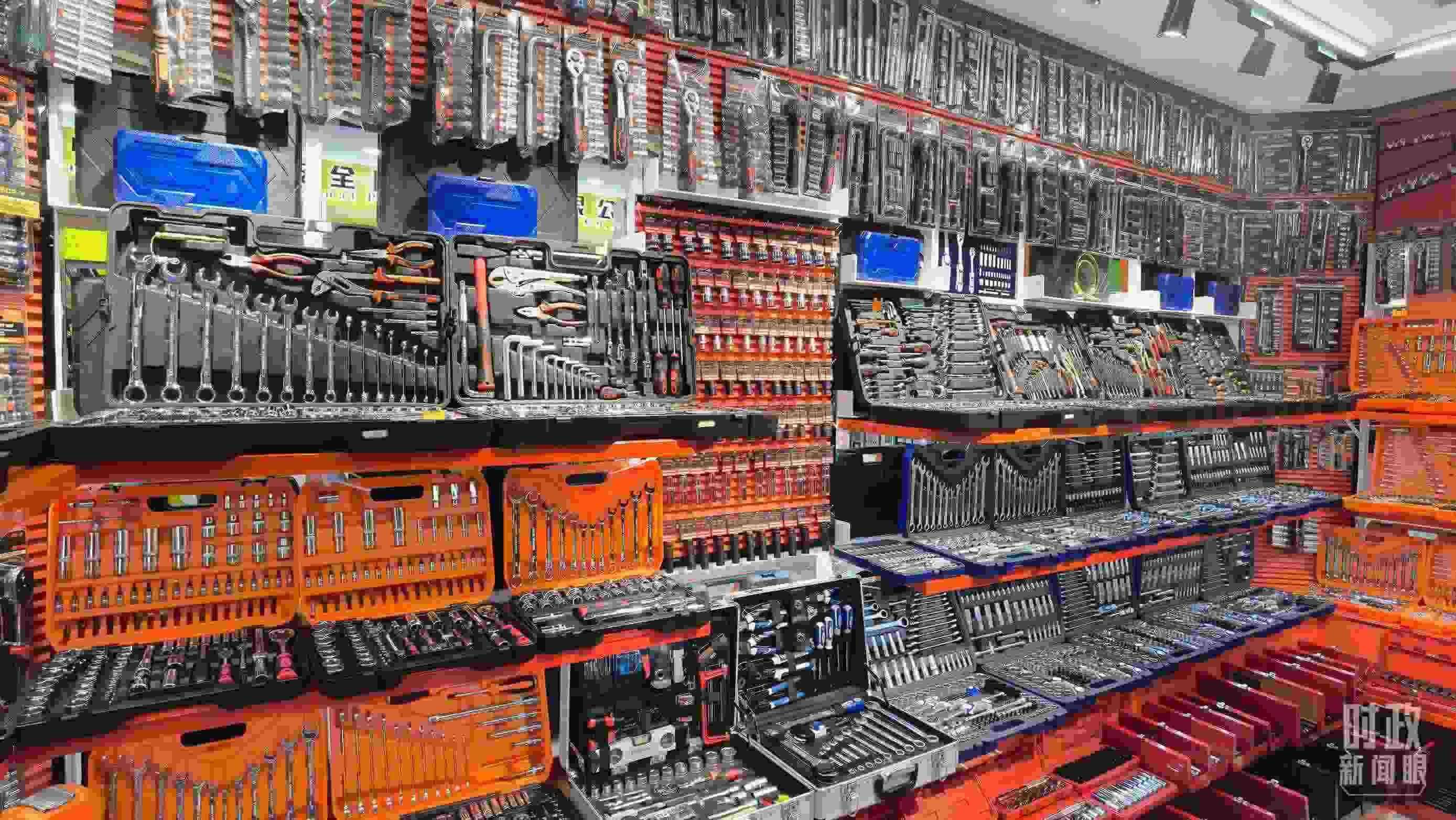 △義烏國際商貿(mào)城內(nèi)的一家五金店，貨品豐富。（總臺央視記者石丞拍攝）