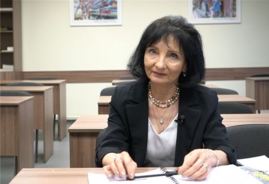 阿拉在白大孔院接受記者采訪。人民網(wǎng)記者 皇甫萬(wàn)里攝