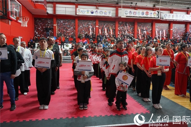 圖為開幕式現(xiàn)場運(yùn)動員入場儀式。人民網(wǎng)記者 許放攝