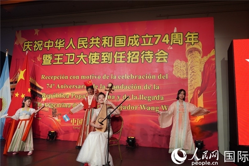 圖為招待會現(xiàn)場中國傳統(tǒng)樂器演奏和舞蹈展示。人民網(wǎng)記者 許放攝