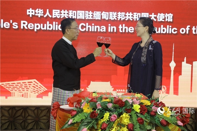 圖為曹靜臨時(shí)代辦與溫欣副總理祝酒。人民網(wǎng)記者 謝佳君攝