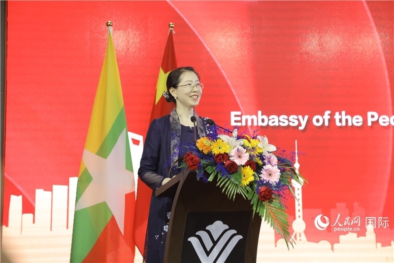 圖為使館臨時(shí)代辦曹靜致辭。人民網(wǎng)記者 謝佳君攝