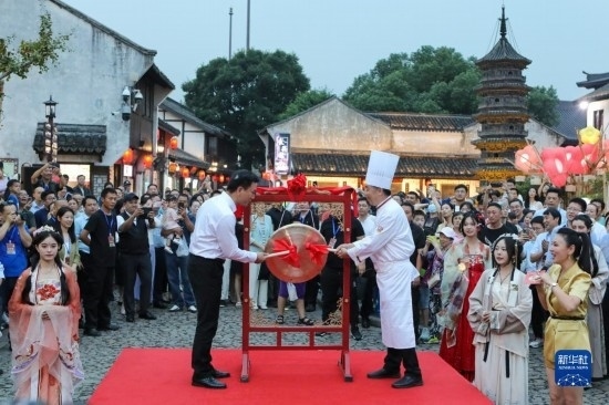 9月27日拍攝的2023年南翔國(guó)潮大會(huì)暨第十七屆上海南翔小籠文化展開幕儀式現(xiàn)場(chǎng)。