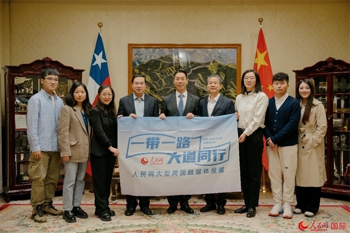 牛清報(bào)大使（中）與人民網(wǎng)、人民日?qǐng)?bào)社記者合影。 人民網(wǎng)記者 張若涵攝