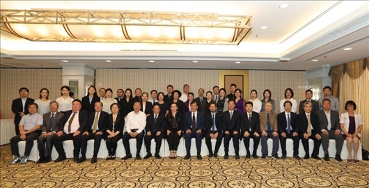 參會(huì)嘉賓合影留念。主辦方供圖