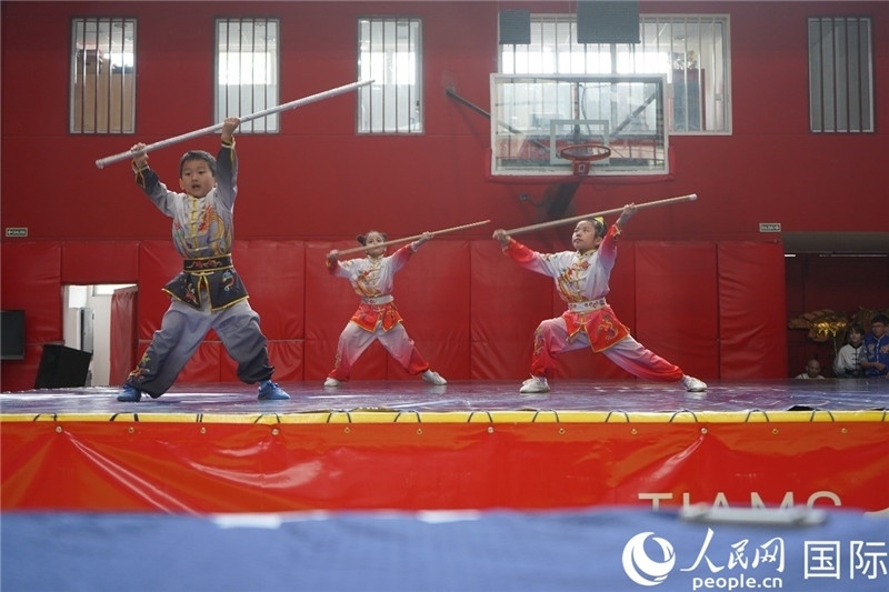 圖為開幕式現(xiàn)場兒童武術表演。人民網(wǎng)記者 許放攝