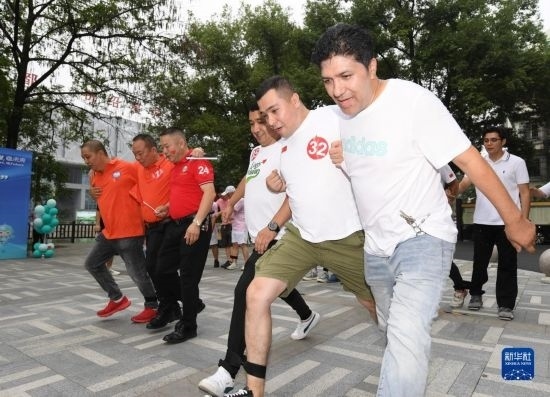 9月28日，在柯橋柯亭社區(qū)，各民族居民參加趣味運(yùn)動(dòng)會(huì)。