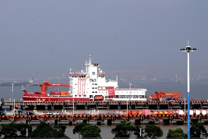 9月27日，“雪龍2”號(hào)極地科考破冰船停泊在中國(guó)極地考察國(guó)內(nèi)基地碼頭。當(dāng)日，由自然資源部組織的中國(guó)第13次北冰洋科學(xué)考察隊(duì)乘“雪龍2”號(hào)極地科考破冰船返回上海，標(biāo)志著中國(guó)第13次北冰洋科學(xué)考察任務(wù)圓滿完成。新華社記者 張建松 攝