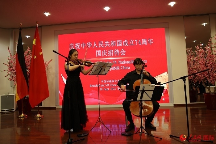 青年音樂家為來賓們現(xiàn)場演奏《我和我的祖國》。人民網(wǎng)記者 劉仲華攝